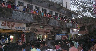 Crowds at Kumta Teru